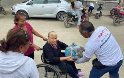 Gobierno municipal de Álamo continua entregando apoyos a familias afectadas por la inundación