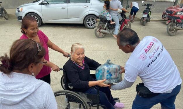Gobierno municipal de Álamo continua entregando apoyos a familias afectadas por la inundación