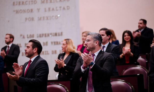 Cortina asiste a la comparecencia de rendición de cuentas de la gobernadora Rocío Nahle