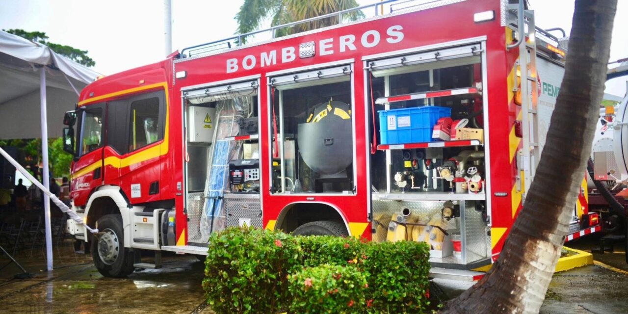 Tuxpan ya tiene nuevo camión de bomberos y un camión Vactor para desazolve de drenes, donados por PEMEX