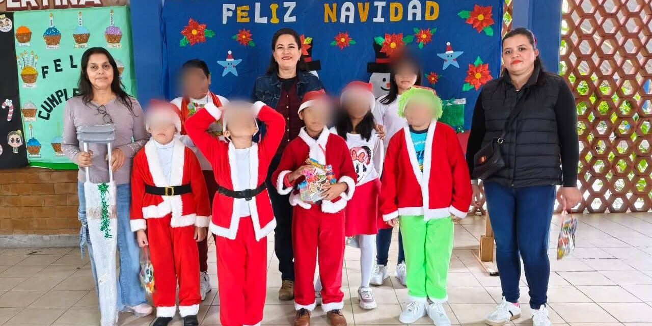  DIF Municipal Cerro Azul entrega dulces para posadas en escuelas