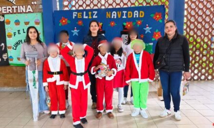  DIF Municipal Cerro Azul entrega dulces para posadas en escuelas