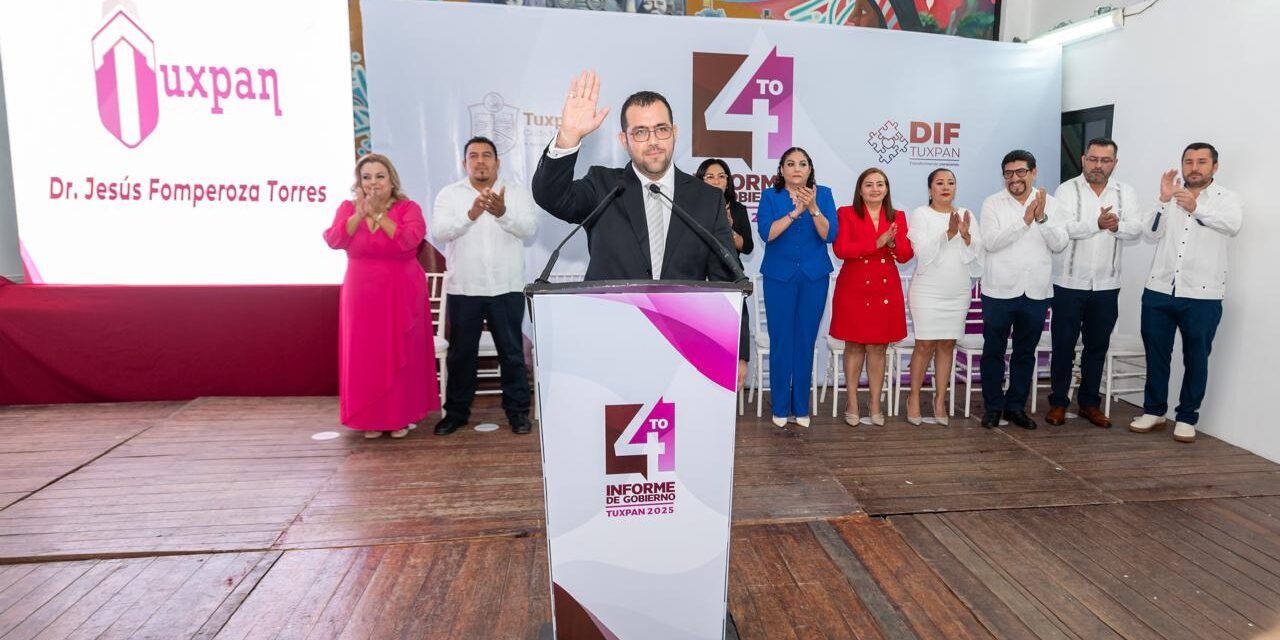 El alcalde Dr. Jesús Fomperoza y la presidenta del DIF Tuxpan, Melba López Gutiérrez, rindieron el cuarto informe de gobierno.