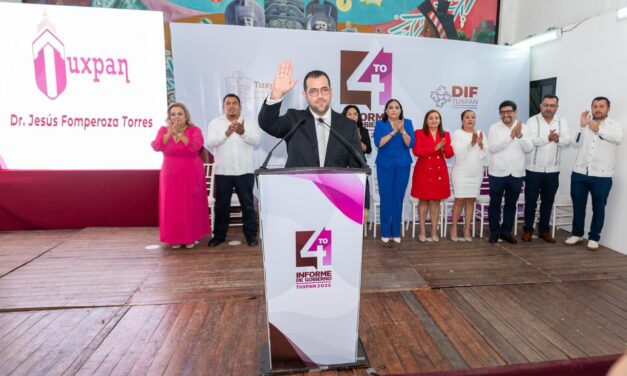 El alcalde Dr. Jesús Fomperoza y la presidenta del DIF Tuxpan, Melba López Gutiérrez, rindieron el cuarto informe de gobierno.