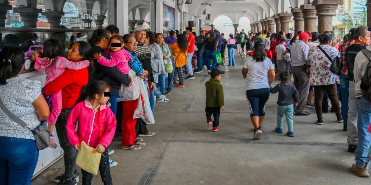 Se llevó a cabo la entrega de velitas en presidencia, para fomentar la tradición del Niño Perdido.