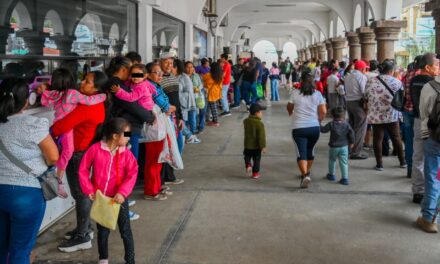 Se llevó a cabo la entrega de velitas en presidencia, para fomentar la tradición del Niño Perdido.