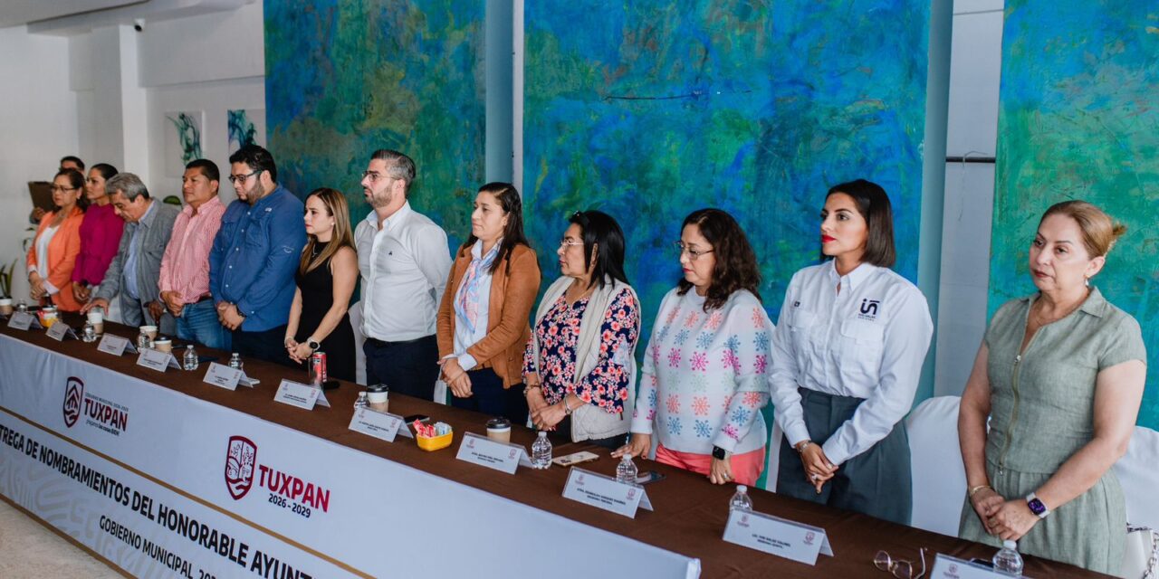 El alcalde Daniel Cortina, entrega nombramientos a directores y coordinadores del Ayuntamiento de Tuxpan