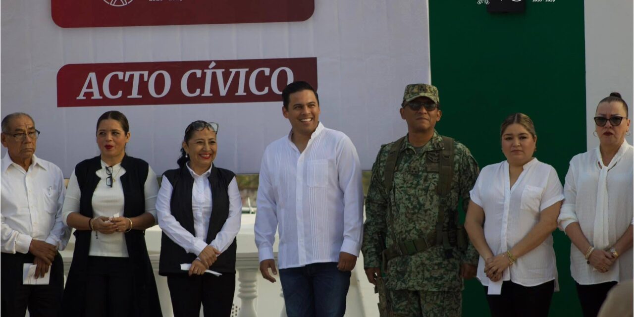 Primer lunes cívico en Cerro Azul