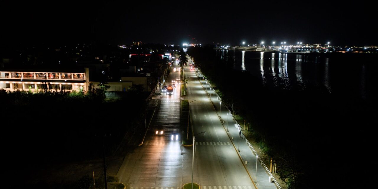 Daniel Cortina ilumina Tuxpan: Reactiva más de 400 luminarias en el bulevar de Tuxpan