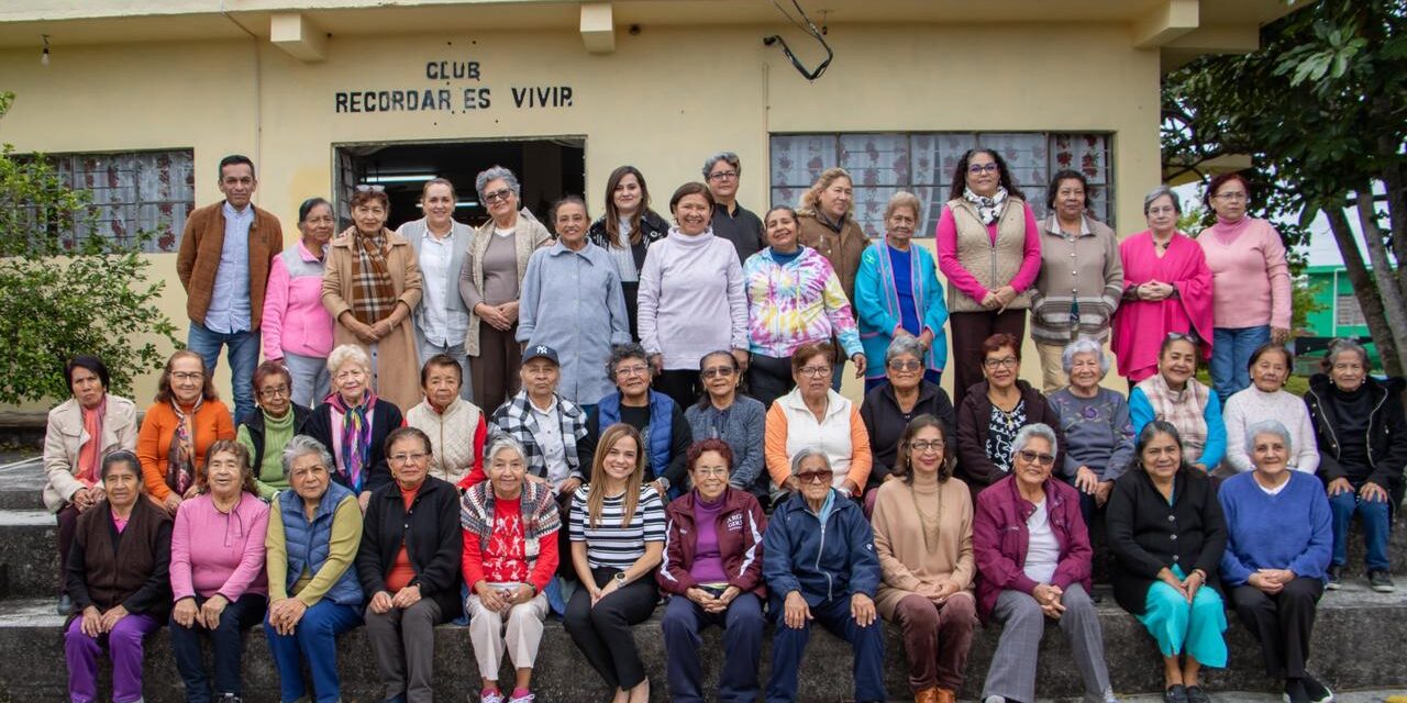Presidenta del DIF Tuxpan se reúne con clubes del adulto mayor