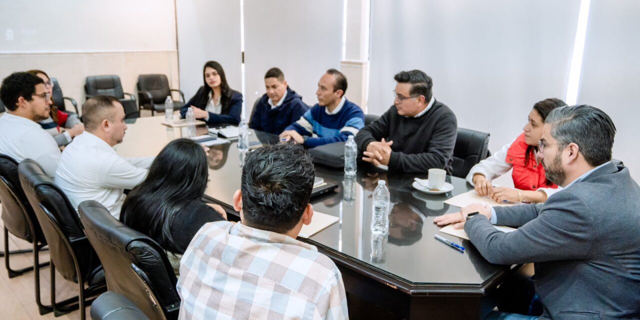 Puertas abiertas a la ciudadanía y coordinación con la CFE para llevar luz a Tuxpan