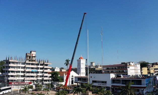 Realizan mantenimiento al asta bandera en la Plaza Cívica Municipal de Tuxpan